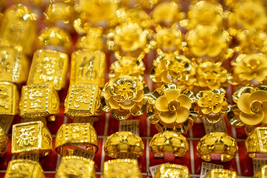 Giá vàng ngày 28/4: Vàng thế giới lao dốc, trong nước giảm nhẹ