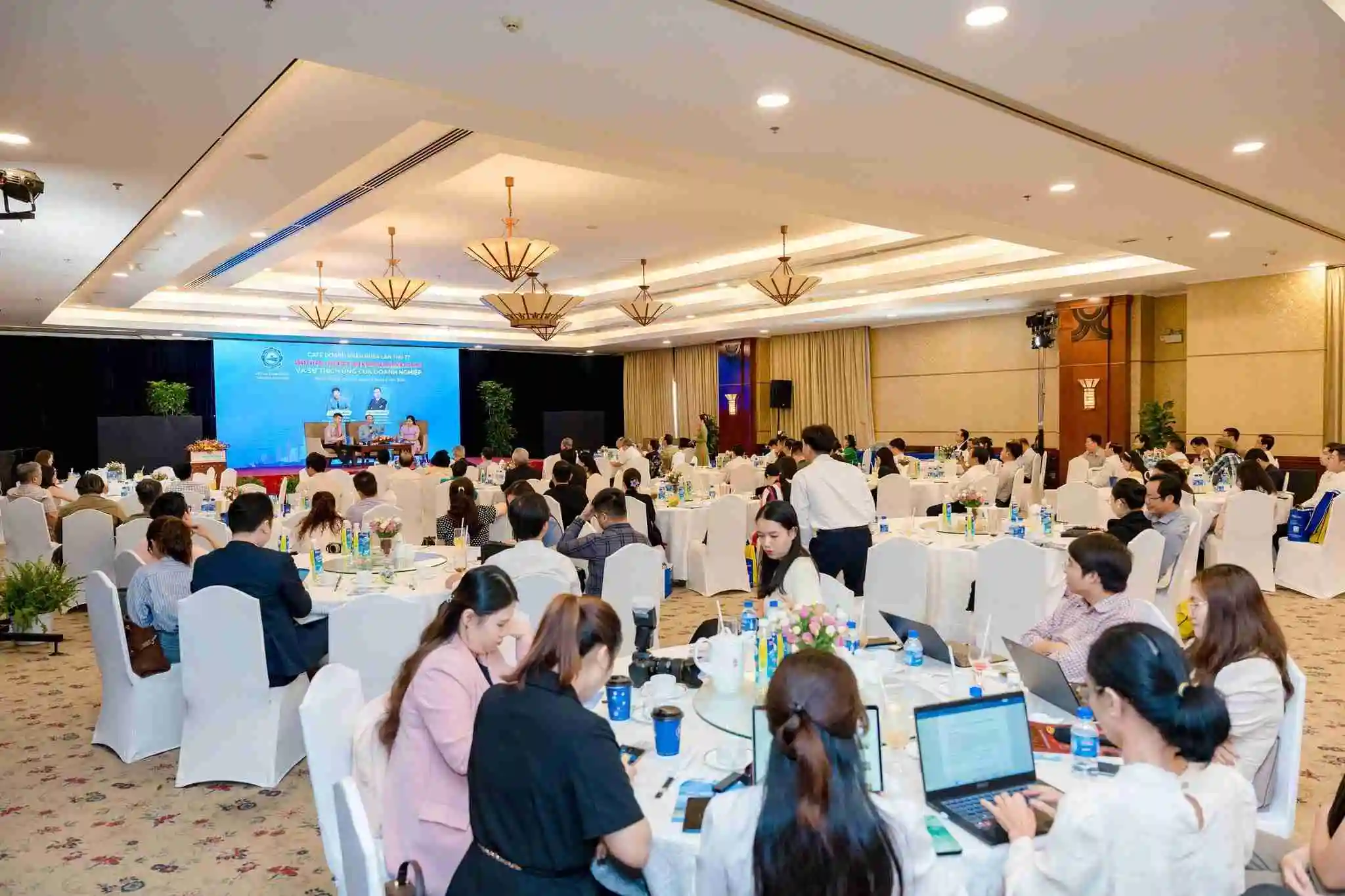 Doanh Nghiệp Việt Đối Mặt Thuế Quan Mỹ: Chuyển Đổi Kép Là Giải Pháp