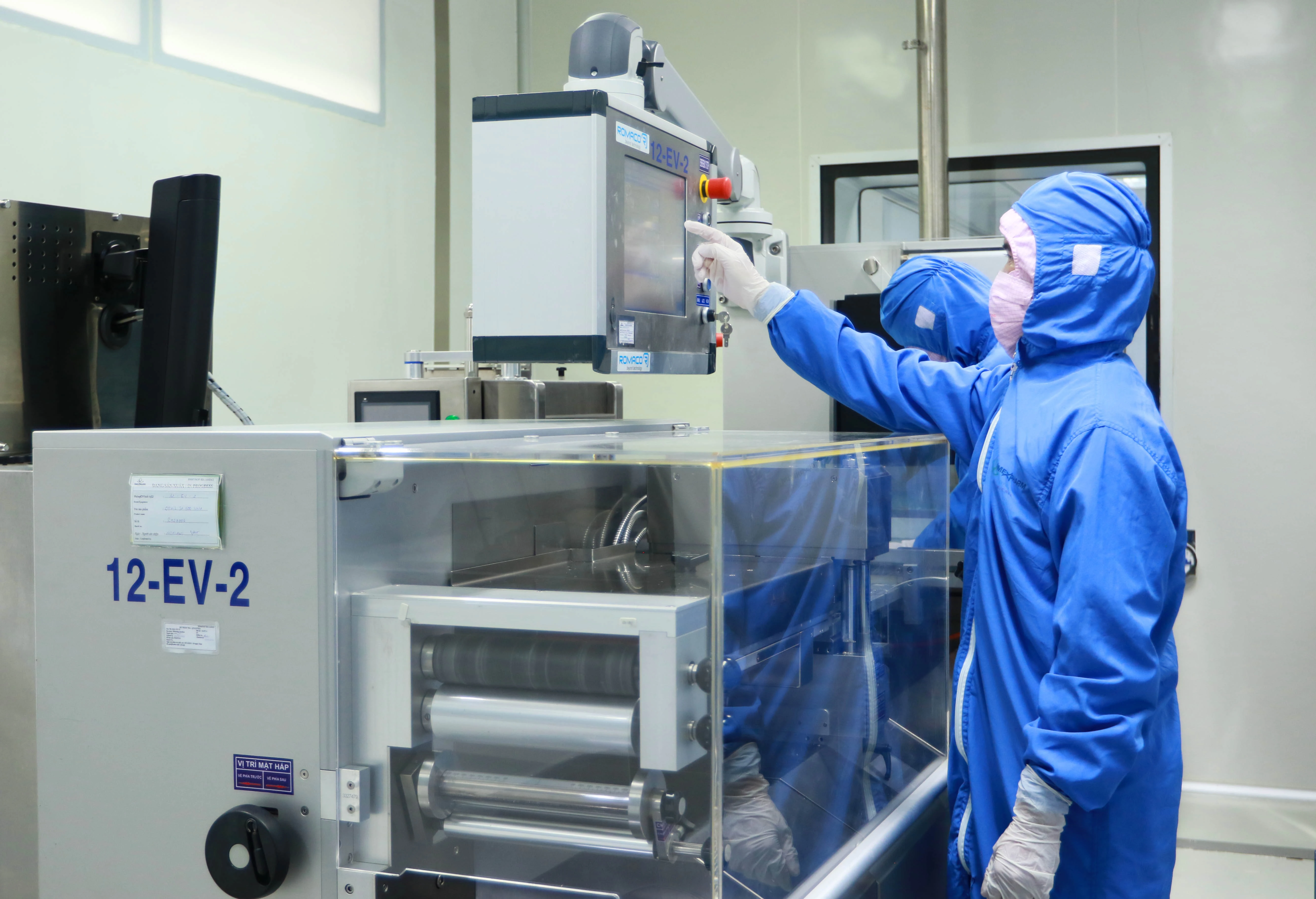 Một phần dây chuyền sản xuất thuốc gói tại nhà máy EU-GMP của Imexpharm. Ảnh: Imexpharm.