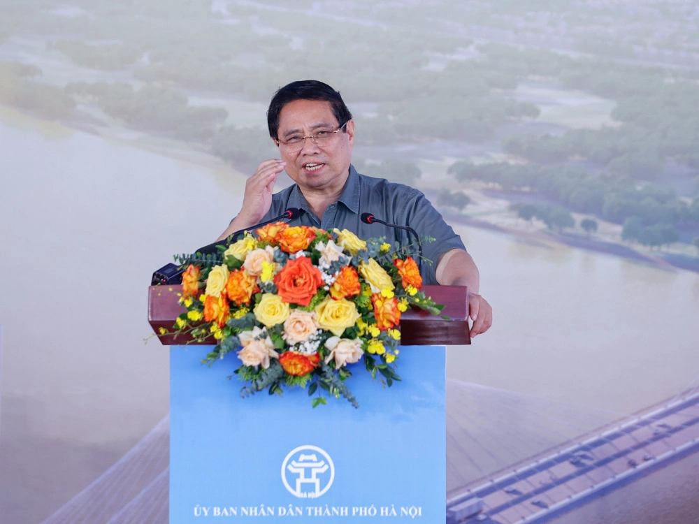 Thủ tướng nhấn mạnh dự án cầu Tứ Liên sẽ góp phần giải quyết vấn đề giao thông của Hà Nội, kết nối giữa các khu vực của Hà Nội, kết nối vùng, kết nối quốc tế qua các sân bay Nội Bài và sân bay Gia Bình