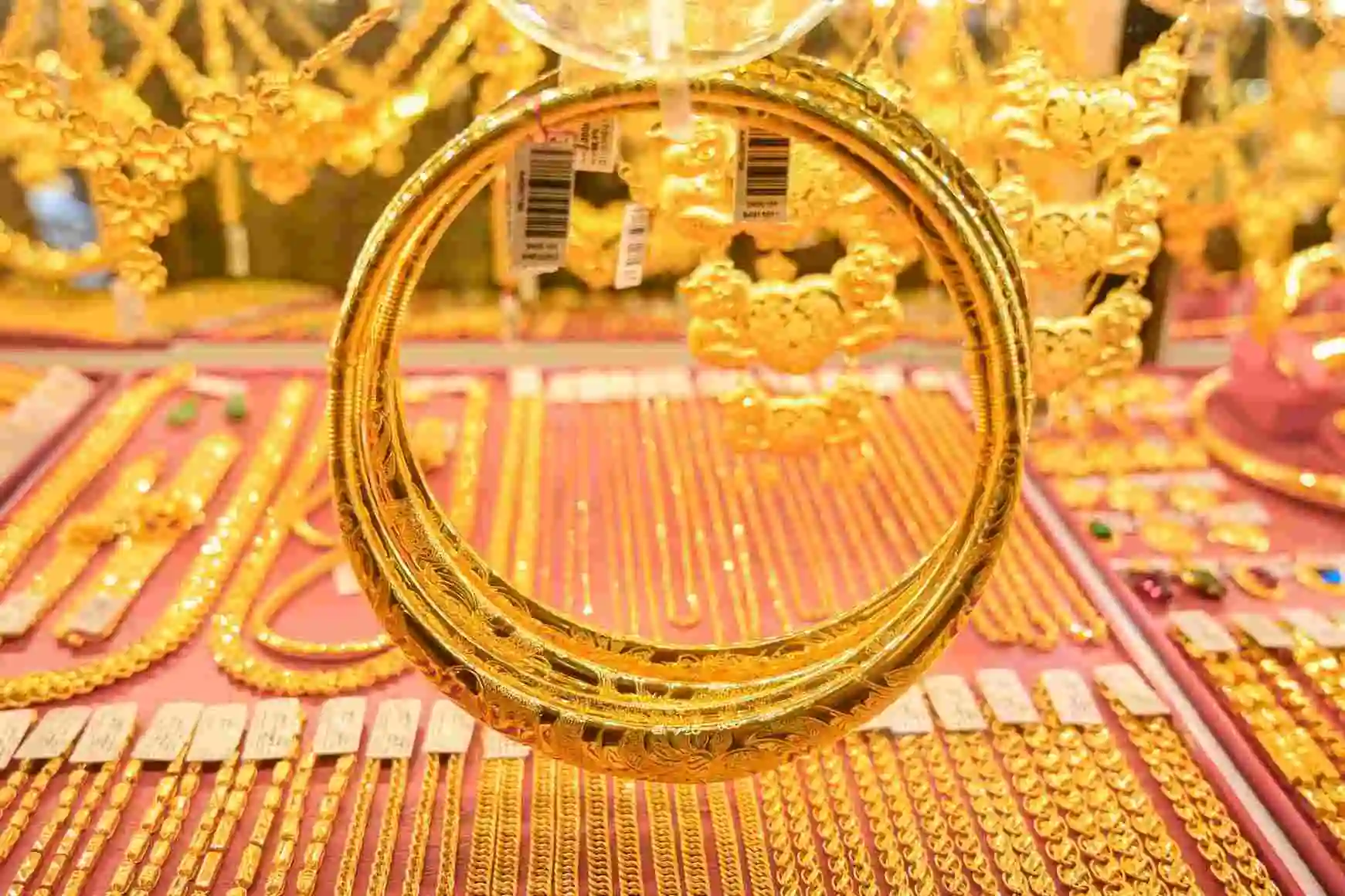 Giá vàng biến động khó lường, nhà đầu tư nên theo dõi chặt chẽ xu hướng quốc tế