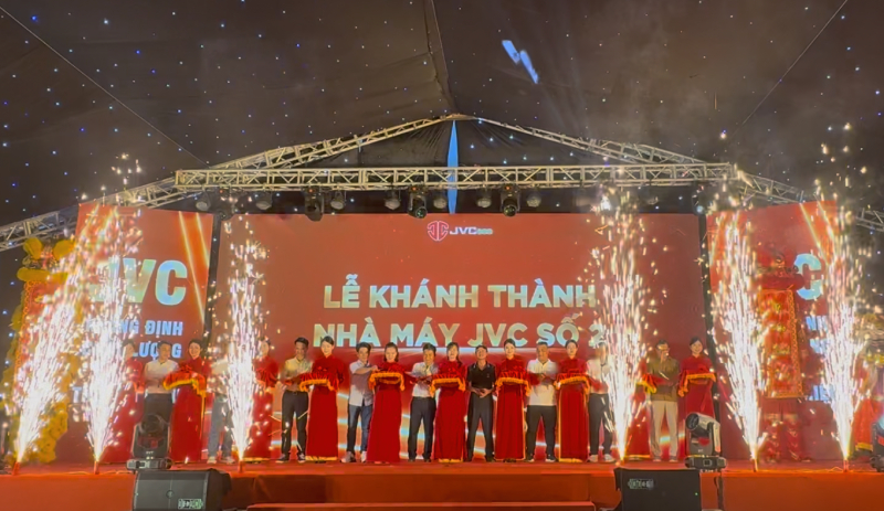 Các đại biểu cắt băng khánh thành Nhà máy JVC