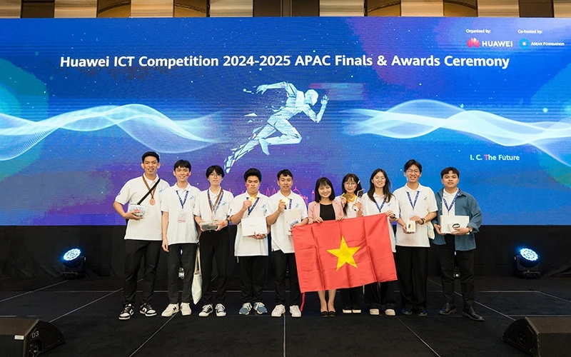 Sinh viên Việt Nam giành giải Huawei ICT