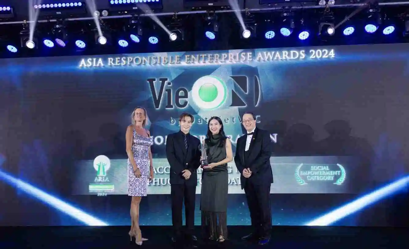 Bà Đinh Thị Nam Phương - Giám đốc chiến lược nội dung VieON - nhận giải thưởng AREA 2024