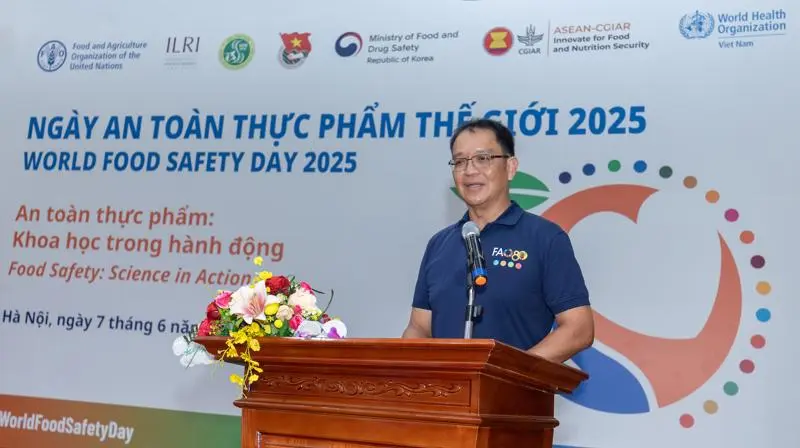 TS. Pawin Padungtod, Điều phối viên kỹ thuật cấp cao của Chương trình khẩn cấp về bệnh động vật xuyên biên giới (ECTAD) của FAO Việt Nam, phát biểu tại toạ đàm