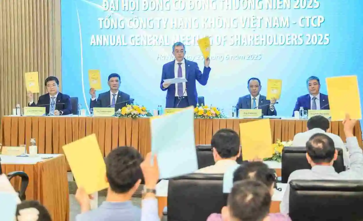 Các đại biểu bỏ phiếu tại Đại hội đồng cổ đông thường niên 2025 của Vietnam Airlines