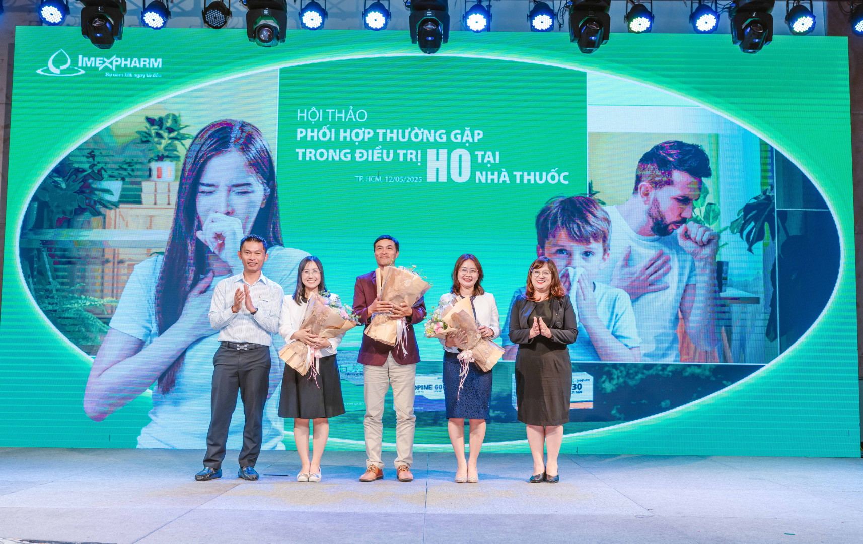 Lãnh đạo Imepxharm chụp hình lưu niệm với các chuyên gia y tế tại hội thảo chuyên đề “Phối hợp thường gặp trong điều trị ho tại nhà thuốc”