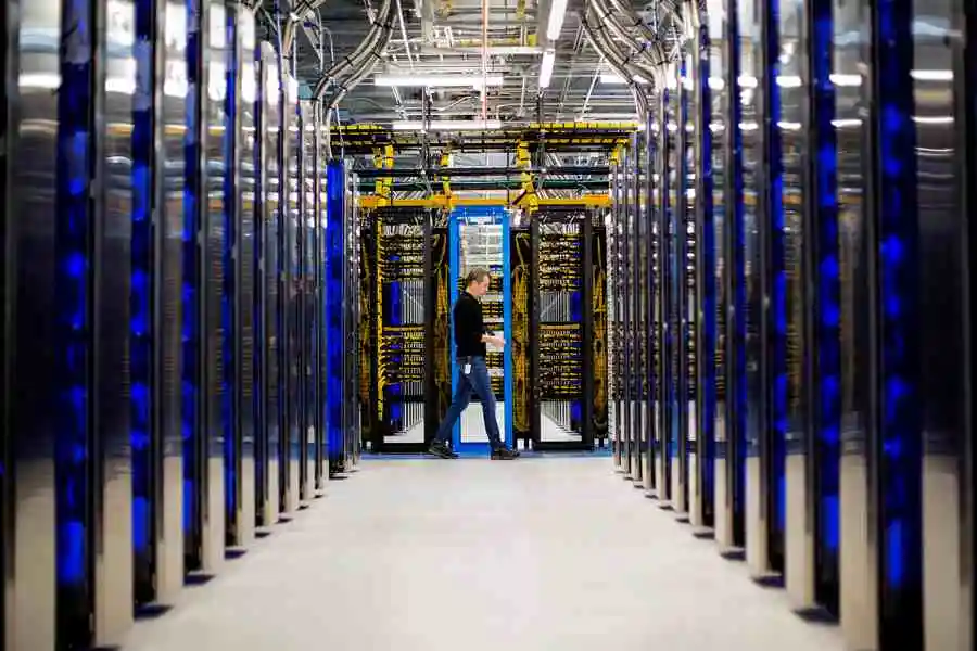 Amazon, Microsoft chi hàng tỉ USD cho AI, cắt giảm hàng ngàn nhân sự