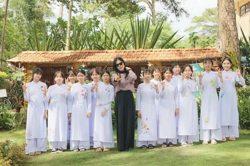 Phúc Anh trao áo dài, lan tỏa văn hóa trong hành trình 54 dân tộc Việt Nam