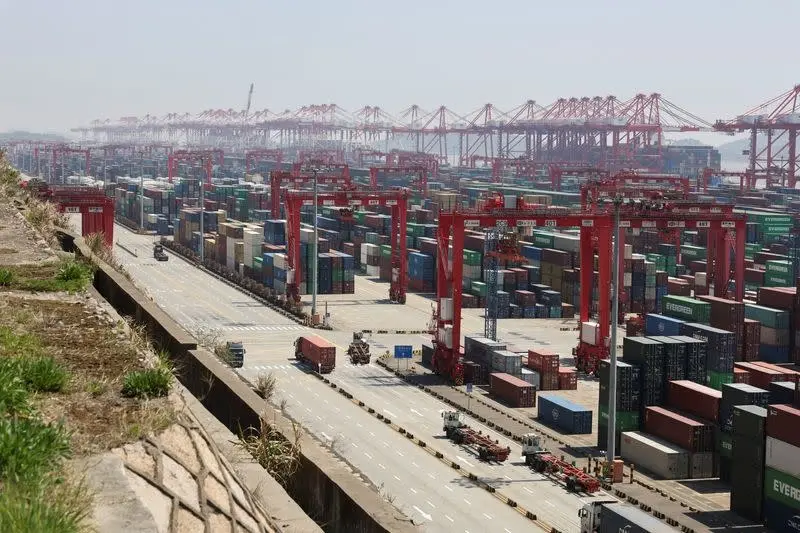 Xuất khẩu Trung Quốc lao dốc, giảm phát tăng nhiệt dưới áp lực thuế quan