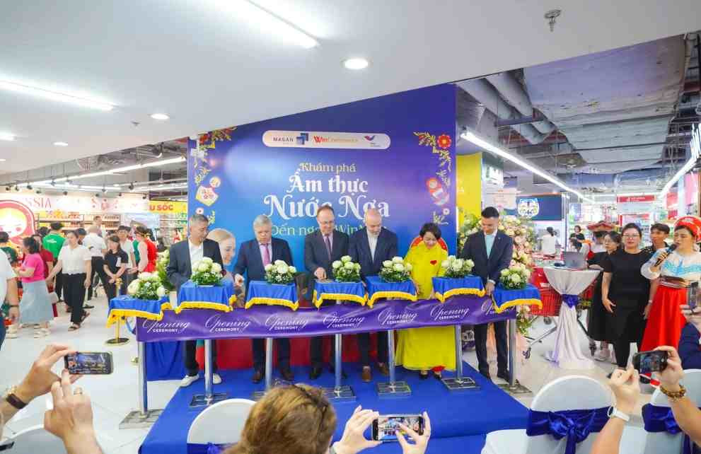 Đại sứ Nga tại Việt Nam, Tổng giám đốc WinCommerce cùng các đại biểu cắt băng khai trương không gian Russia Corner tại WinMart Royal City