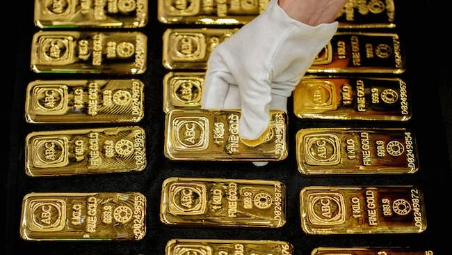 Giá vàng 10/7: Lao dốc dưới 3.300 USD, SJC giảm nhẹ