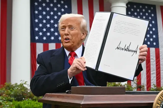 Trump áp thuế 35% lên Canada, các nước khác chờ thuế mới