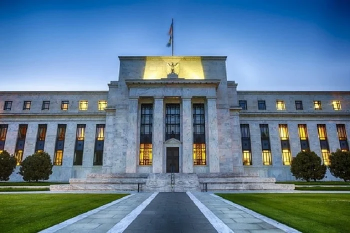 Fed giữ lãi suất, 2 thành viên phản đối, rủi ro vĩ mô tăng
