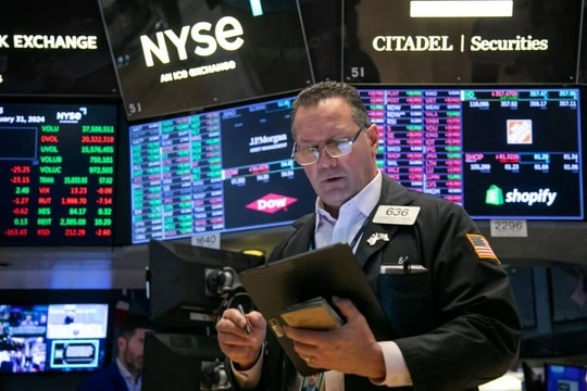 S&P 500 vượt 6.500, Nvidia dẫn dắt Phố Wall lập kỷ lục mới
