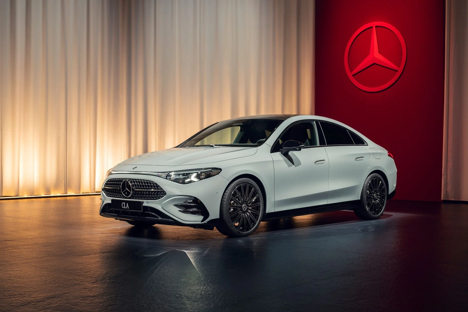 Mercedes tích hợp Microsoft Teams: Sedan 60.000 USD mở ra kỷ nguyên văn phòng di động
