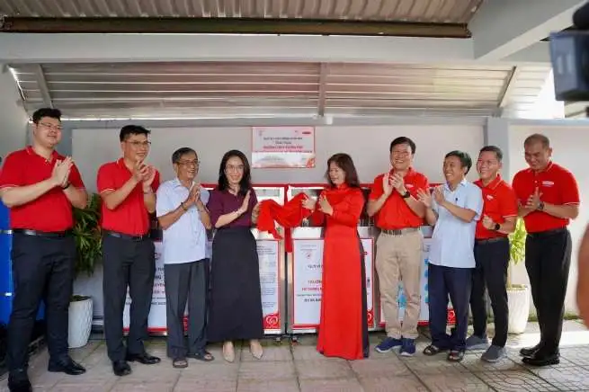 Dai-ichi Life Việt Nam trao tặng hệ thống máy lọc nước sạch cho học sinh