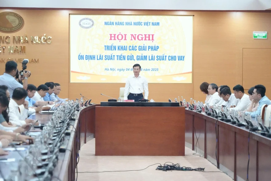 NHNN cam kết ổn định lãi suất, hỗ trợ tăng trưởng 8%