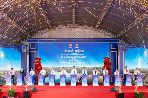 Lãnh đạo UBND tỉnh Quảng Trị trao giấy chứng nhận đầu tư dự án cho Sun Group triển khai 3 dự án.