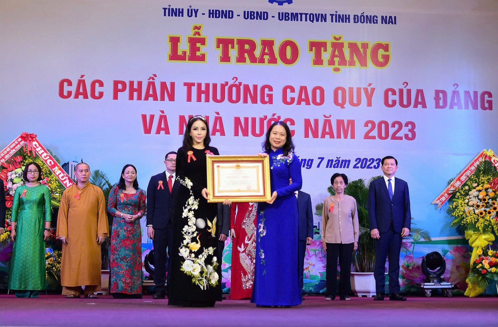 Phó Chủ tịch nước Võ Thị Ánh Xuân trao Huân chương Lao động hạng Nhất cho bà Lê Nữ Thùy Dương - Phó Chủ tịch Tập đoàn KN Holdings