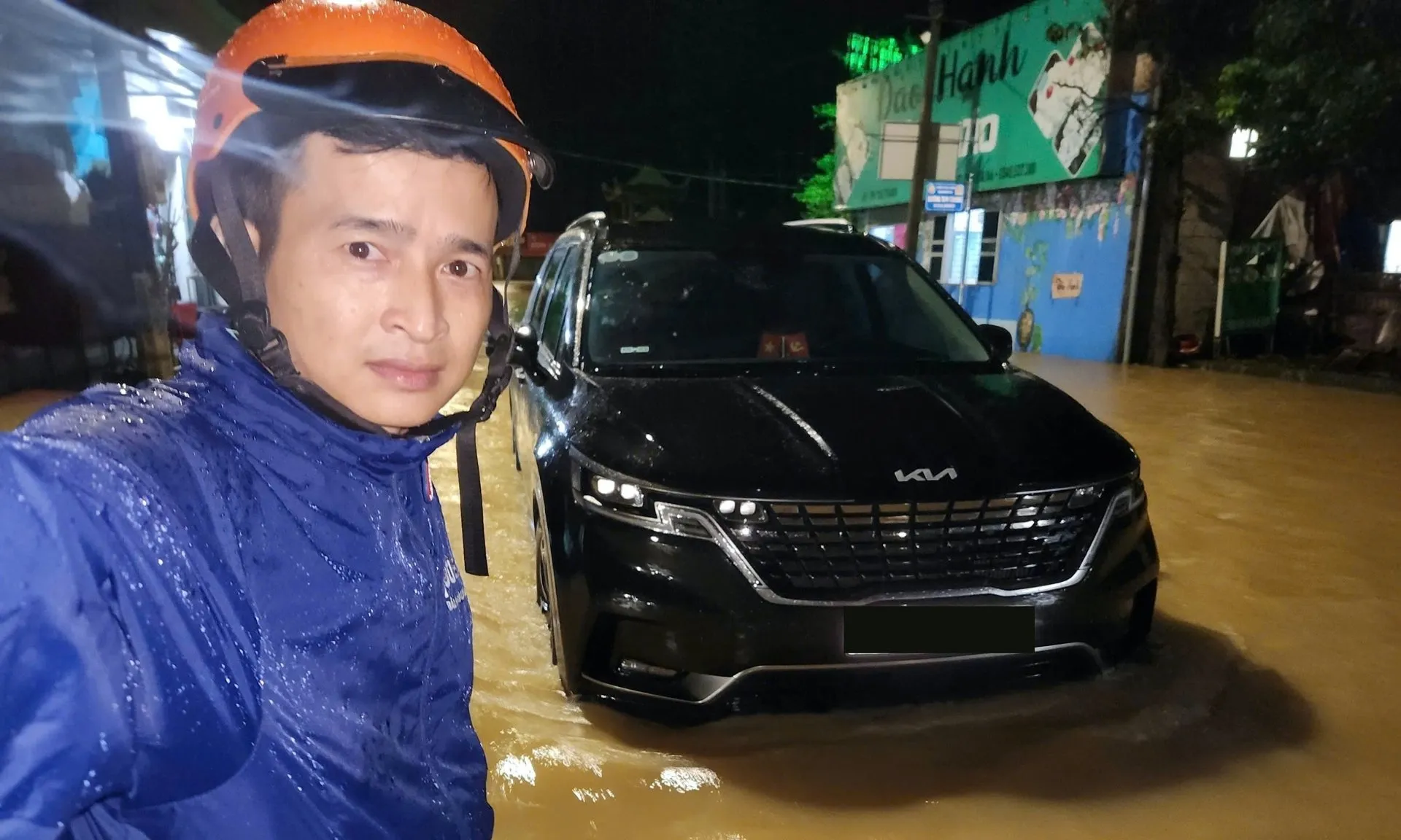 Tổn thất lớn do bão lũ, giám định viên bảo hiểm căng mình ‘bám’ hiện trường