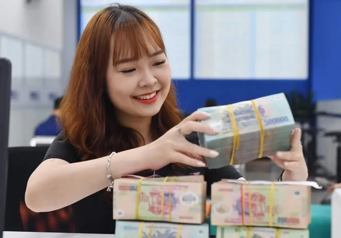 Ngân hàng đồng loạt tăng lãi suất tiết kiệm trước áp lực thanh khoản cuối năm 4 ngân hàng