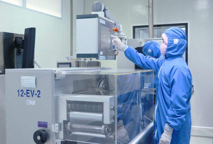Một phần dây chuyền sản xuất thuốc gói tại nhà máy EU-GMP của Imexpharm. Ảnh: Imexpharm.