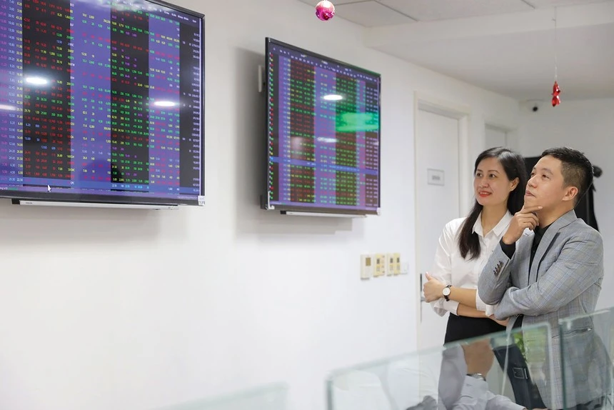 “Cứu cánh” lợi nhuận từ kênh chứng khoán