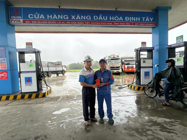 Nhân viên PVOIL dũng cảm cứu người trong nước lũ