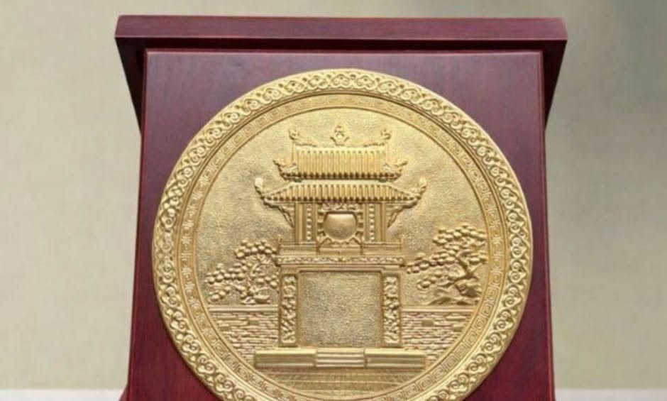 Xu hướng trang trí phòng khách sang trọng bằng kim loại đồng 3 Do Dong An Thinh3 1781511728