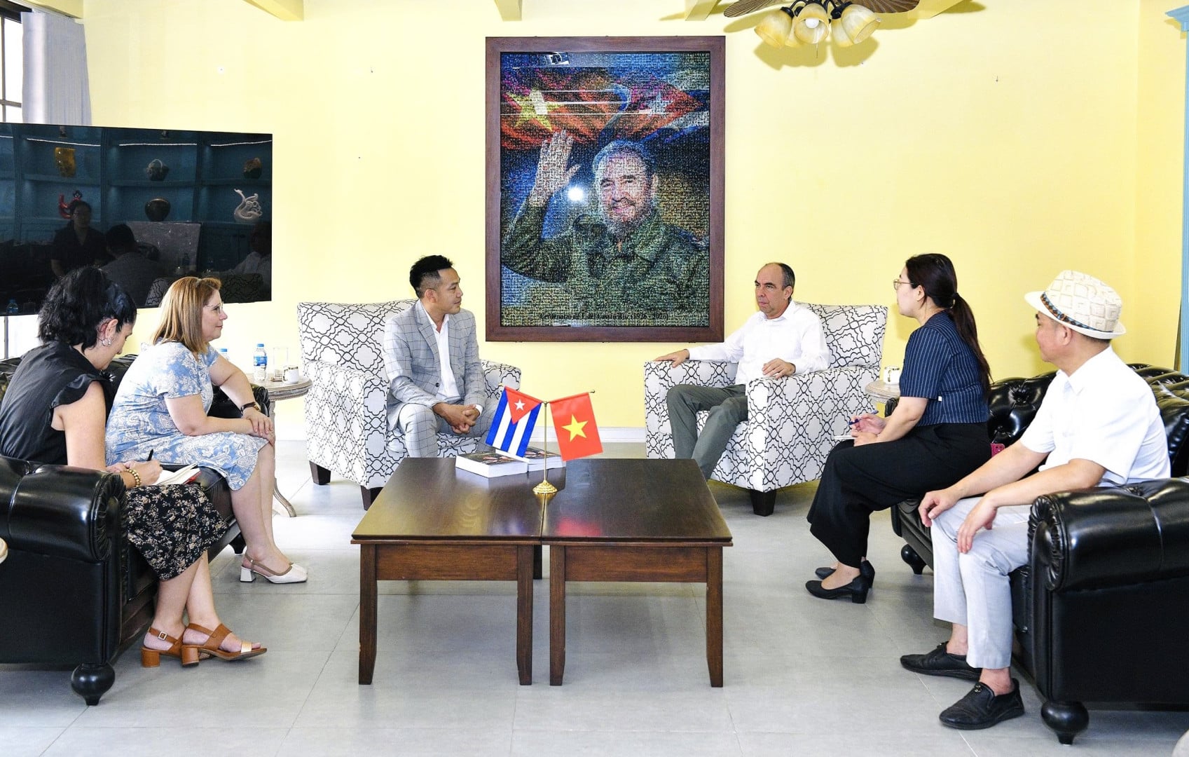 Viện Kinh tế, Văn hóa và Nghệ thuật với ba tác phẩm thể hiện lòng tri ân Lãnh tụ Cuba Fidel Castro Ruz 10 Img 3715 1781168196